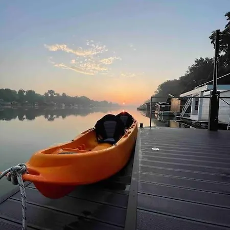 Buena Vista- Floating House Sava River *