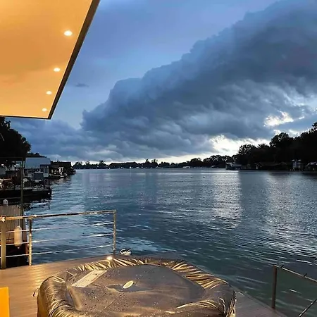 Buena Vista- Floating House Sava River Villa